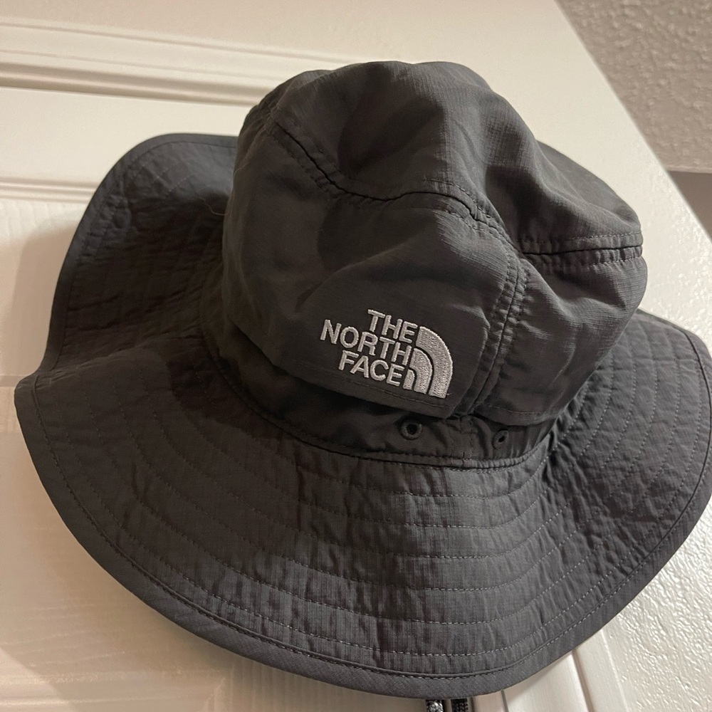 The North Face brimmer hat

Grey

Excellent condition Zipper button